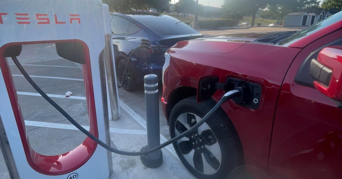 Tesla restarts deploying Magic Dock adapters at Superchargers
